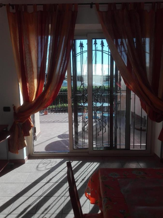 A Santy'S House 1Piano-No Lift-Shuttle A Pagamento-Raggiungibile A Piedi Aeroporto-Fermata Bus Fiera Di Roma A 3 Minuti-Air Condiz Ed Extra Bed For A Fee A Pagamento Fiumicino Exterior foto
