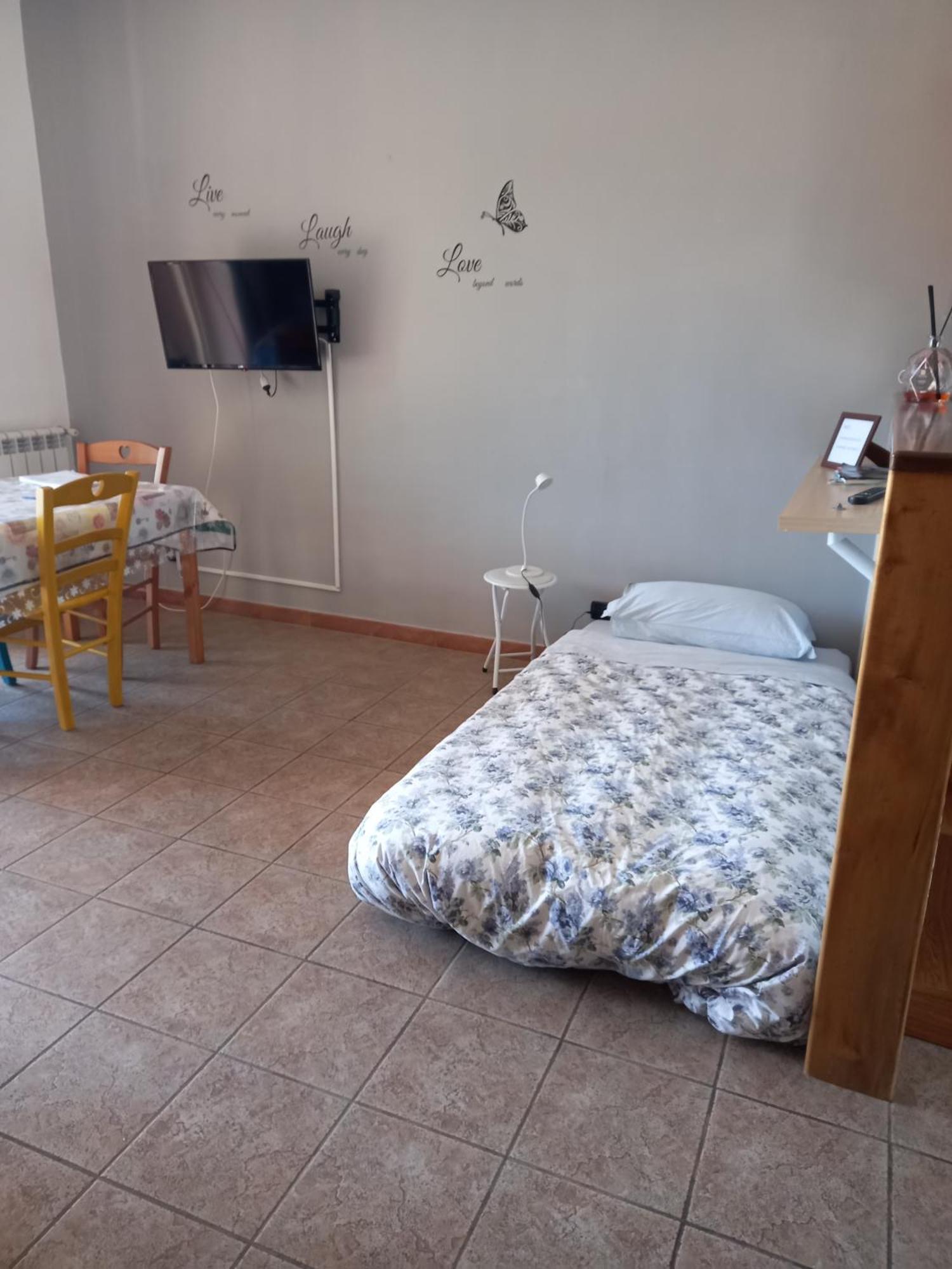 A Santy'S House 1Piano-No Lift-Shuttle A Pagamento-Raggiungibile A Piedi Aeroporto-Fermata Bus Fiera Di Roma A 3 Minuti-Air Condiz Ed Extra Bed For A Fee A Pagamento Fiumicino Exterior foto